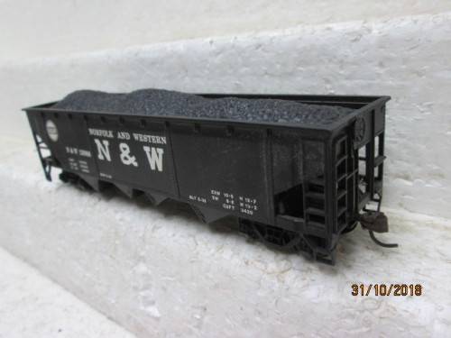 HO SCALE : BACHMANN OPEN HOPPER (N&W) - LOT 781U