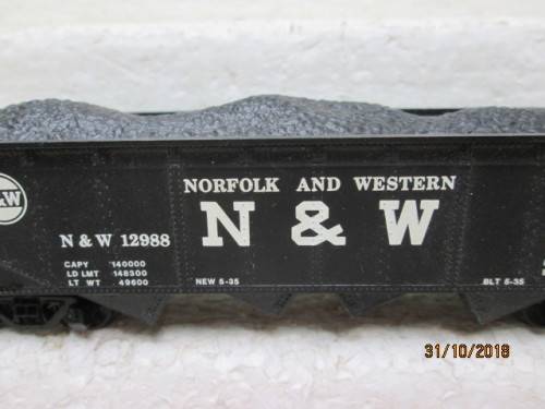 HO SCALE : BACHMANN OPEN HOPPER (N&W) - LOT 781U