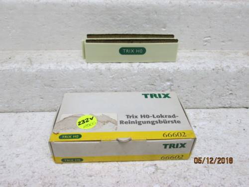HO/OO SCALE : TRIX LOCO WHEEL CLEANER (BOXED) - LOT 232V
