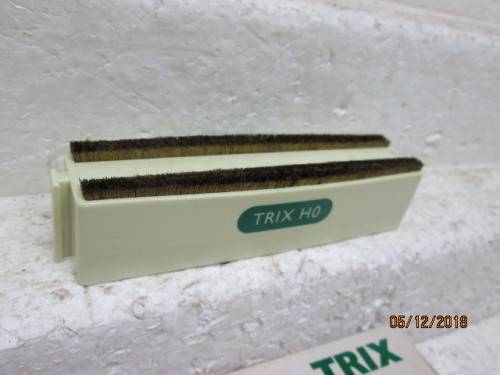 HO/OO SCALE : TRIX LOCO WHEEL CLEANER (BOXED) - LOT 232V