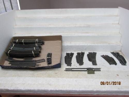 HO/OO SCALE : BOX WITH ASSORTED TRACK - LOT 455V