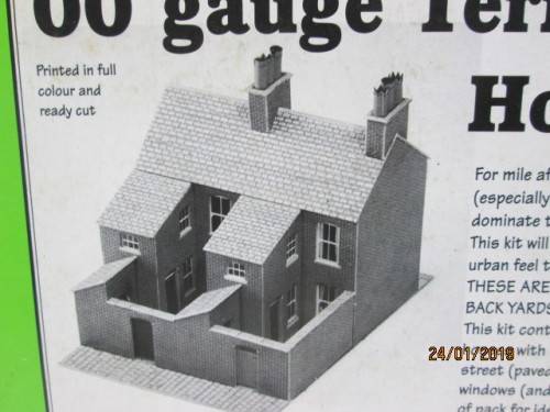OO SCALE : METCALFE TERRACED HOUSES - LOT 638V