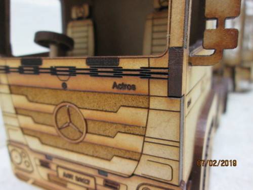 1:32 SCALE MERCEDES ACTROS HORSE WITH SUPERLINK CANE TRAILOR - LOT 724V