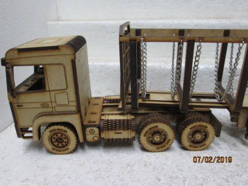 1:32 SCALE MERCEDES ACTROS HORSE WITH SUPERLINK CANE TRAILOR - LOT 724V