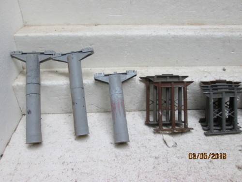 HO/OO SCALE : HORNBY BRIDGE SUPPORTS x34 (LARGE AMOUNT) - LOT 982V