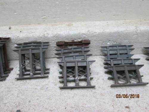 HO/OO SCALE : HORNBY BRIDGE SUPPORTS x34 (LARGE AMOUNT) - LOT 982V