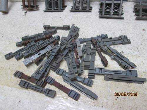 HO/OO SCALE : HORNBY BRIDGE SUPPORTS x34 (LARGE AMOUNT) - LOT 982V