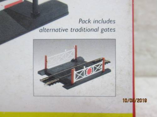 OO SCALE : HORNBY SINGLE TRACK LEVEL CROSSING (BOXED) - LOT 181W