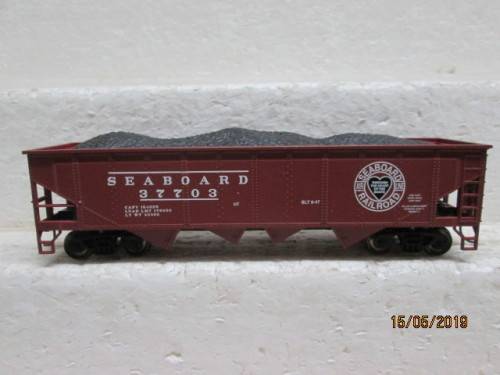 HO SCALE BACHMANN : 40FT QUAD HOPPER / SEABOARD (BOXED) - LOT 289W