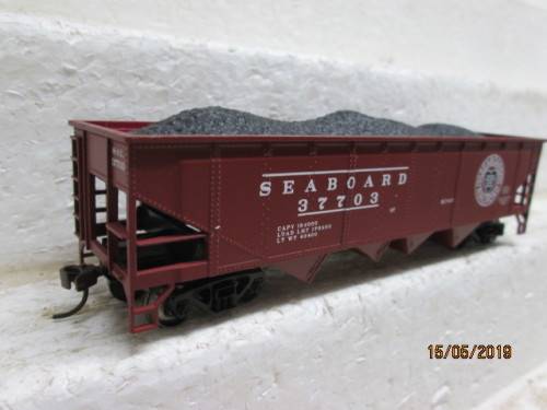 HO SCALE BACHMANN : 40FT QUAD HOPPER / SEABOARD (BOXED) - LOT 289W