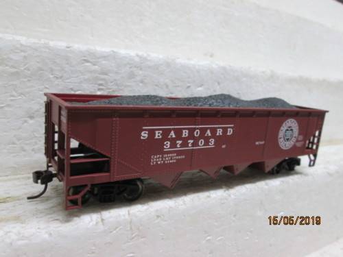 HO SCALE BACHMANN : 40FT QUAD HOPPER / SEABOARD (BOXED) - LOT 290W
