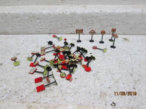 HO SCALE : RAILWAY ROAD SIGNS x44 - LOT 487W