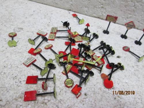 HO SCALE : RAILWAY ROAD SIGNS x44 - LOT 487W