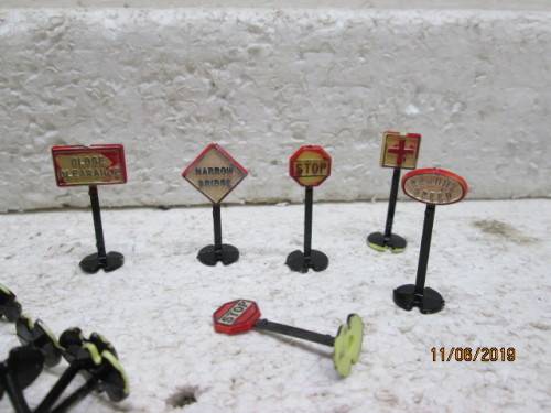 HO SCALE : RAILWAY ROAD SIGNS x44 - LOT 487W
