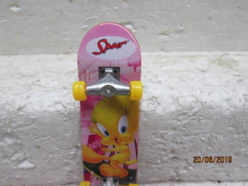 SPUR SKATEBOARD (LOONEY TUNES) - LOT 492W