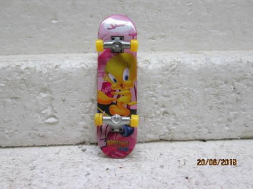 SPUR SKATEBOARD (LOONEY TUNES) - LOT 492W