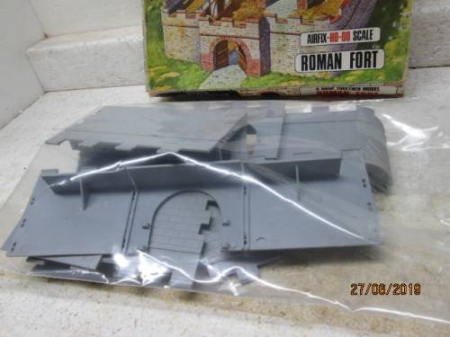 HO/OO SCALE : AIRFIX ROMAN FORT KIT (BOXED) - LOT 593W