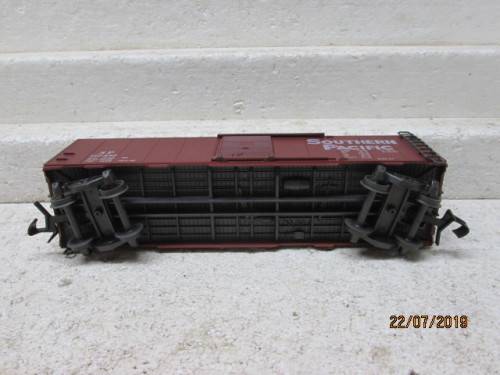 REDUCED TO CLEAR - O SCALE : AHM SOUTHERN PACIFIC BOX CAR (BOXED) - LOT 903W