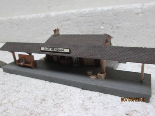 N SCALE : STATION BUILDING WITH PLATFORMS - LOT 519X