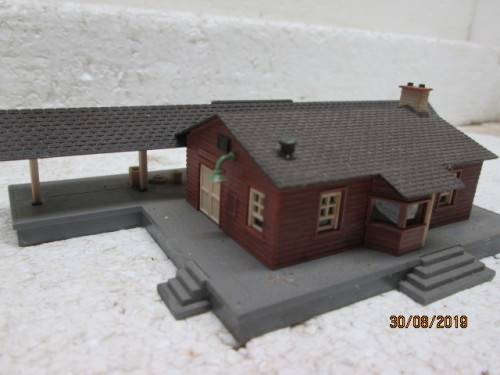N SCALE : STATION BUILDING WITH PLATFORMS - LOT 519X