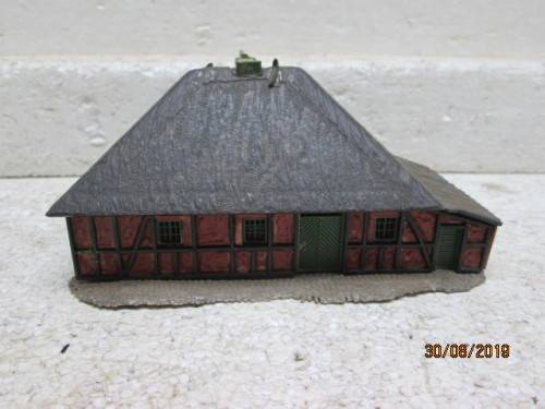 N SCALE : LARGE SHED WITH PATCHED ROOF - LOT 526X