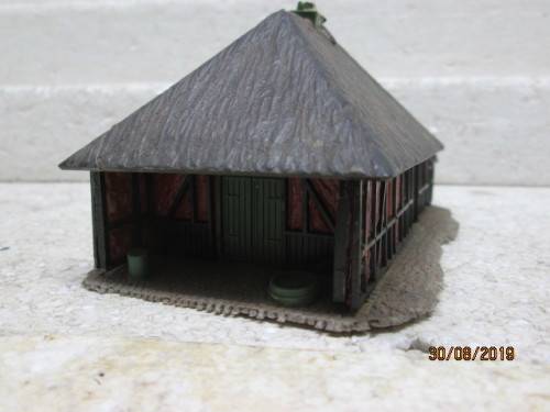 N SCALE : LARGE SHED WITH PATCHED ROOF - LOT 526X
