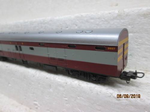 HO SCALE : LIMA SAR TRANS KAROO BAGGAGE CAR (NEW SPEC BOGIES) -  LOT 643X