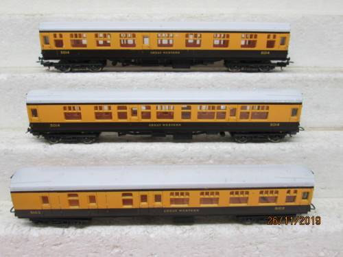 HO SCALE : LIMA GREAT WESTERN x3 COACHES (BOXED) - LOT 674Y