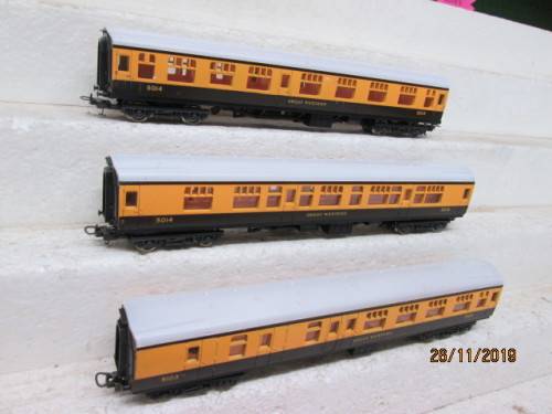 HO SCALE : LIMA GREAT WESTERN x3 COACHES (BOXED) - LOT 674Y