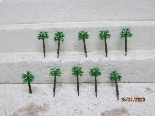 HO SCALE : SMALL PLAM TREES x10 - LOT 841Y
