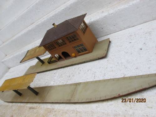 HO SCALE : FALLER STATION BUILDING WITH EXTRA PLATFORM - LOT 53z
