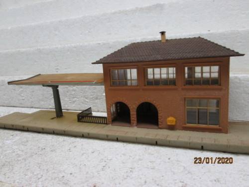 HO SCALE : FALLER STATION BUILDING WITH EXTRA PLATFORM - LOT 53z