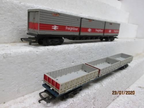 OO SCALE : HORNBY x2 LONG FLAT CAR WAGONS WITH LOADS - LOT 81z