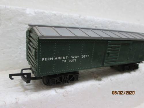 OO SCALE : TRI-ANG BOX CAR (CLEANING CAR) - LOT 152z