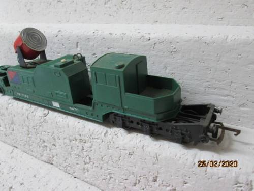 OO SCALE : TRI-ANG ARMY SET (EXTRA HEAVY LOW WELL WAGON WITH SEARCHLIGHT) - LOT 402z