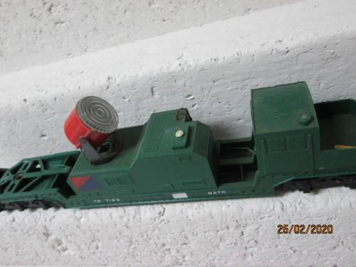 OO SCALE : TRI-ANG ARMY SET (EXTRA HEAVY LOW WELL WAGON WITH SEARCHLIGHT) - LOT 402z