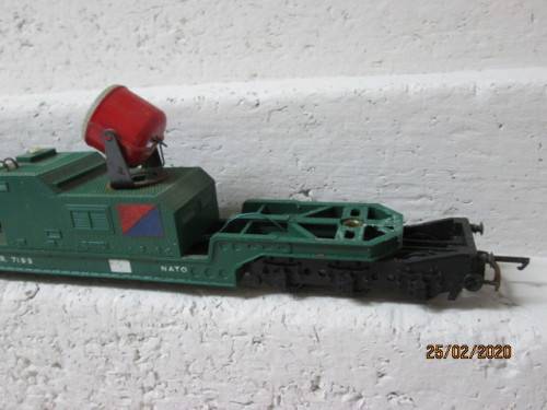 OO SCALE : TRI-ANG ARMY SET (EXTRA HEAVY LOW WELL WAGON WITH SEARCHLIGHT) - LOT 402z