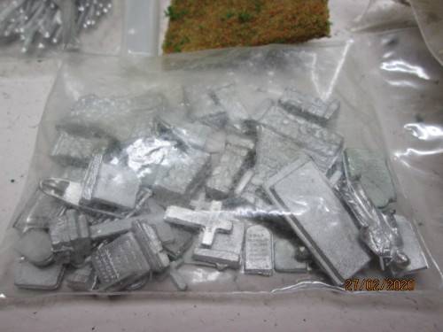 HO SCALE : WOODLANDS SCENICS : MAPLE LEAF CEMETERY KIT (BOXED) - LOT 536z