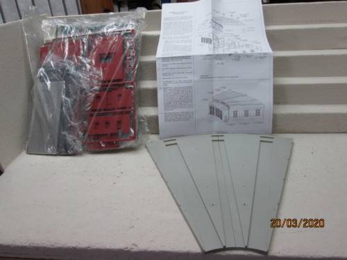 HO SCALE : ATLAS ROUNDHOUSE 3-BAY ENGINE SHED KIT (BOXED) - LOT 584z