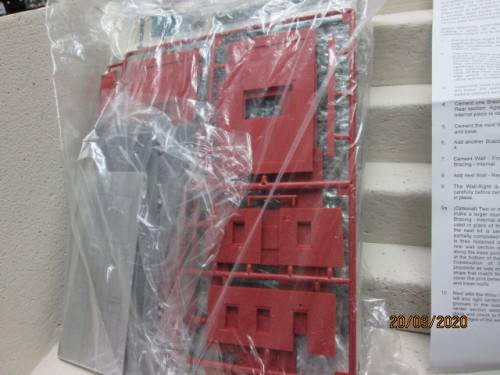 HO SCALE : ATLAS ROUNDHOUSE 3-BAY ENGINE SHED KIT (BOXED) - LOT 584z