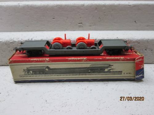 HO SCALE : RIVAROSSI LOW WELL WAGON WITH TRACTOR LOAD (BOXED) - LOT 635z