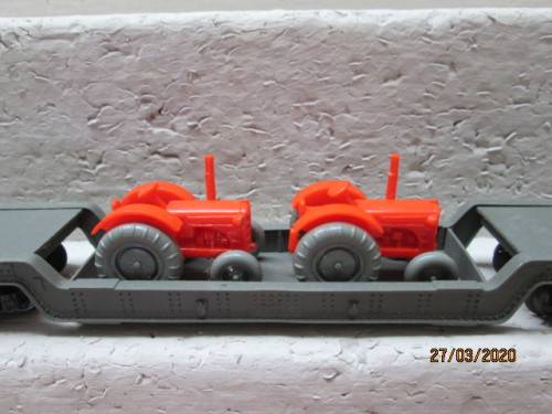 HO SCALE : RIVAROSSI LOW WELL WAGON WITH TRACTOR LOAD (BOXED) - LOT 635z
