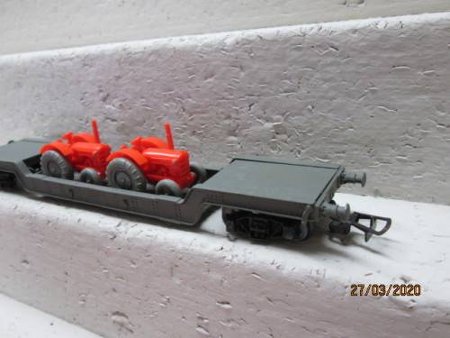 HO SCALE : RIVAROSSI LOW WELL WAGON WITH TRACTOR LOAD (BOXED) - LOT 635z