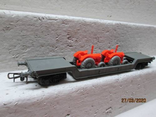 HO SCALE : RIVAROSSI LOW WELL WAGON WITH TRACTOR LOAD (BOXED) - LOT 635z