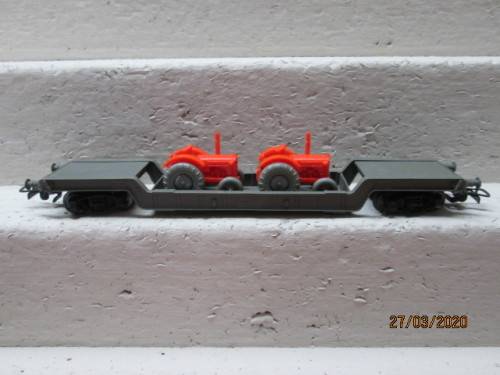 HO SCALE : RIVAROSSI LOW WELL WAGON WITH TRACTOR LOAD (BOXED) - LOT 635z