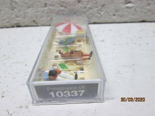 HO SCALE : PREISER FIGURINES : SEATED MARKET WOMEN, CUSTOMERS & EQUIPMENT (BOXED) - LOT 741z