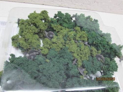HO SCALE : WOODLAND SCENICS : x23 DECIDUOUS TREES (BOXED) - LOT 846z