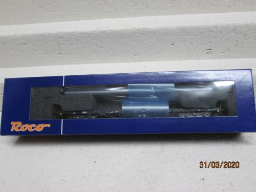 HO SCALE : ROCO LONG FLAT CAR WITH GREY PIPE LOAD (BOXED) - LOT 891z