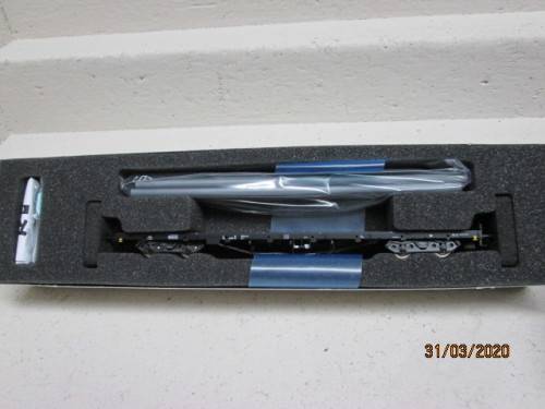HO SCALE : ROCO LONG FLAT CAR WITH GREY PIPE LOAD (BOXED) - LOT 891z