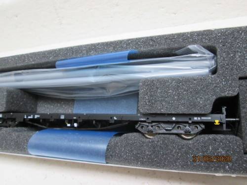 HO SCALE : ROCO LONG FLAT CAR WITH GREY PIPE LOAD (BOXED) - LOT 891z